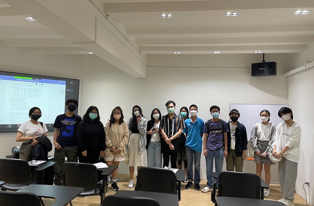 ภาพหมู่ผู้สอนกับนักเรียนหลังจบคลาสเรียน