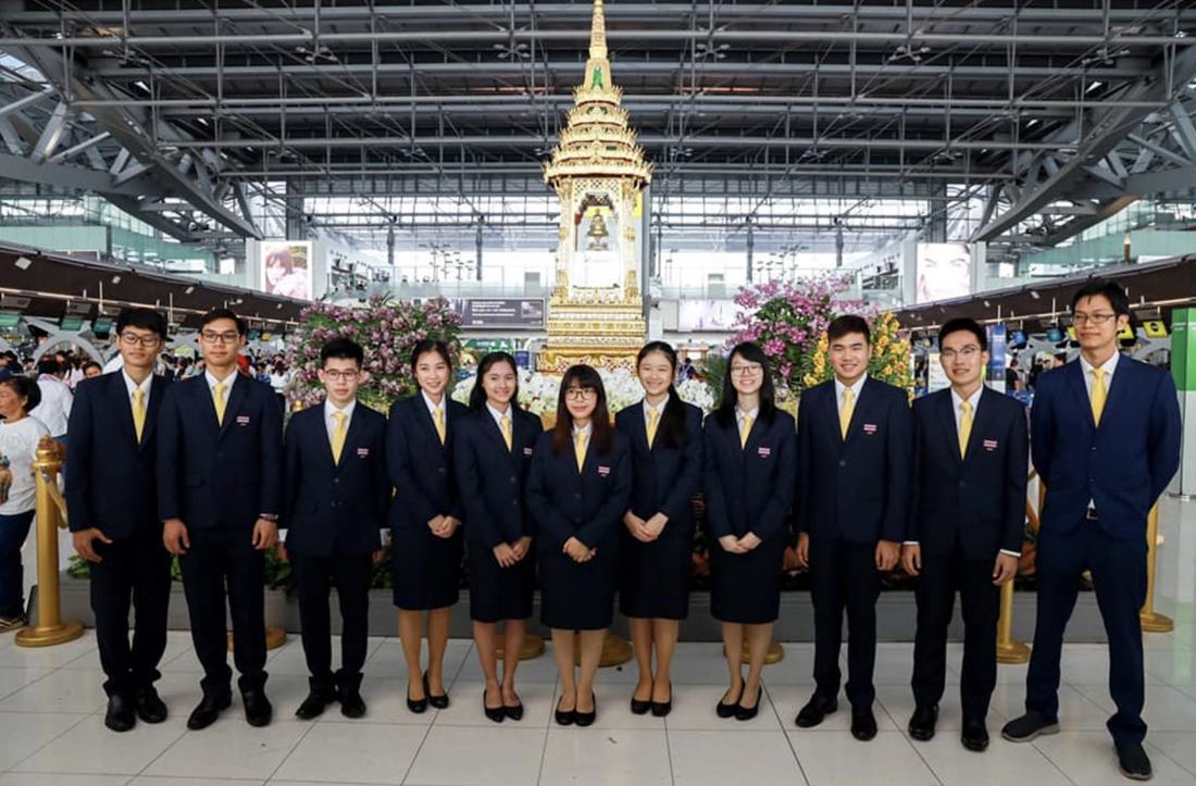 คณะผู้แทนประเทศไทยในชุดสูทประจำชาติ ก่อนออกเดินทางไปแข่งขันโอลิมปิกวิชาการ